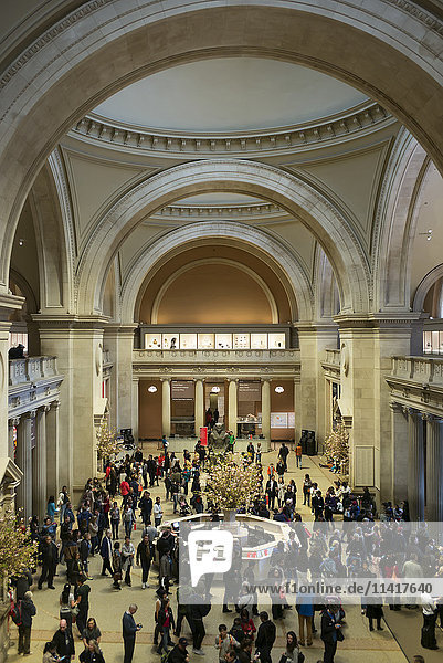 Menschenmenge von Touristen in einem Gebäude in New York City; New York City  New York  Vereinigte Staaten von Amerika'.