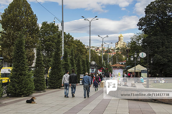 Fußgänger auf der Nikoloz-Barataschwili-Straße  in der Ferne die Kathedrale der Heiligen Dreifaltigkeit von Tiflis; Tiflis  Georgien
