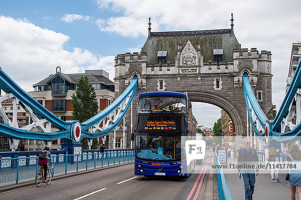 Reisebus  der die Tower Bridge überquert; London  England'.