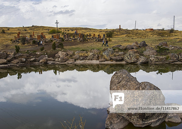Menschen am Denkmal für das armenische Alphabet; Aparan  Provinz Aragatsotn  Armenien'.
