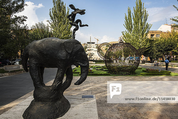 Gendrd II  Bronzeskulptur von Barry Flanagan  ausgestellt im Cafesjian-Kunstmuseum in der Eriwan-Kaskade; Eriwan  Armenien