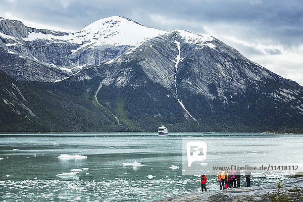 Touristen auf einem Ausflug vom Ausflugsboot zum Pia-Gletscher in Feuerland  chilenisches Patagonien; Chile'.