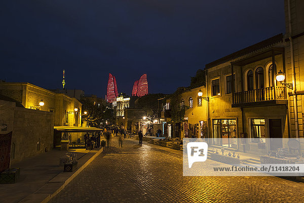 Häuser und Geschäfte in der Boyuk Qala Straße bei Nacht; Baku  Aserbaidschan'.