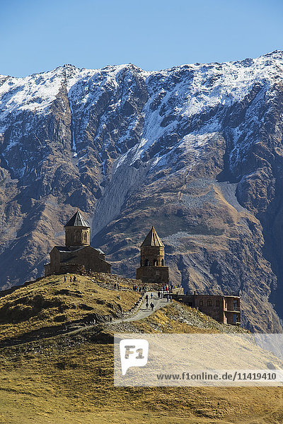 Dreifaltigkeitskirche Gergeti mit dem Kaukasusgebirge im Hintergrund; Kazbegi  Mtskheta-Mtianeti  Georgien'.