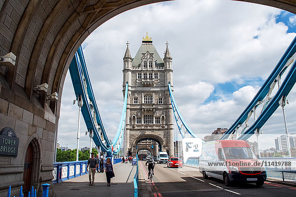 Überquerung der Tower Bridge; London  England'.