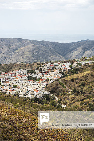 Landschaft eines Dorfes in der Alpujarra der Provinz Granada; Andalusien  Spanien'.