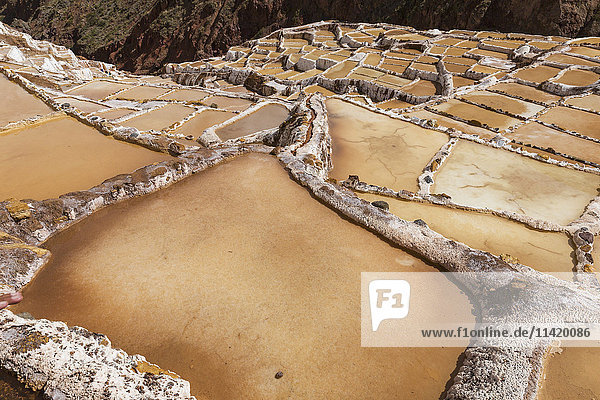 Salzteiche im Familienbesitz im Heiligen Tal bei Urubama; Maras  Cusco  Peru'.