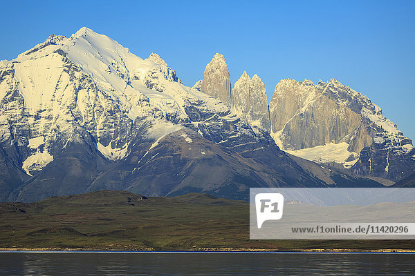 Sarmiento-See und Torres del Paine-Nationalpark im chilenischen Patagonien mit den Granitgipfeln der Cordillera Paine  dem ikonischen Herzstück des Parks; Magallanes  Chile