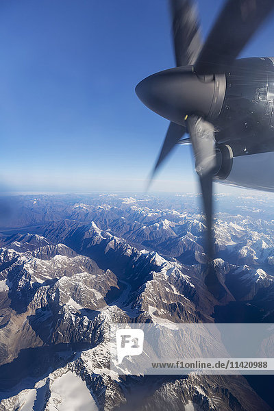 Luftaufnahme der Tordillo Mountains aus einem Propeller-Verkehrsflugzeug  Süd-Zentral-Alaska  USA  Sommer