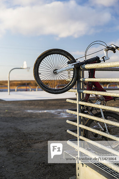 Ein Fahrrad hängt am Geländer der Veranda der Alakanuk Public School  Alakanuk  Yukon Delta  Arctic Alaska  USA  Herbst