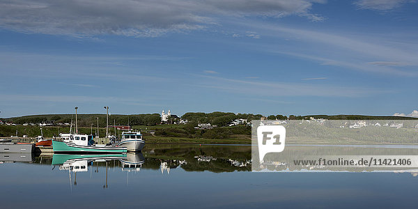 Spiegelbild von Fischerbooten und der Küstenlinie im Hafen von Inverness  Cape Breton Island; Nova Scotia  Kanada'.