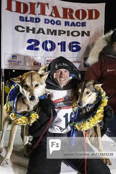 Iditarod-Sieger 2016  Dallas Seavey  posiert mit seinen Leithunden an der Ziellinie in Nome  Alaska
