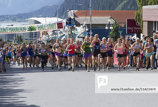 Start des Frauenrennens beim Mt. Marathon  4. Juli 2014 in Seward  Southcentral Alaska  USA