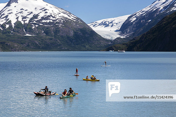 Eine Familie beim Wassersport auf dem Portage Lake in Portage Valley  Summer  Alaska  USA.