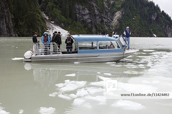 Touristen auf einem Boot auf dem Stikine River  Südost-Alaska  USA