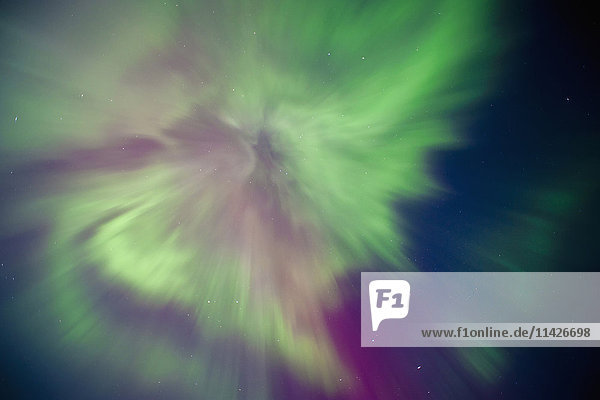 Aurora borealis corona display over Turnagain Arm; Alaska  Vereinigte Staaten von Amerika'.