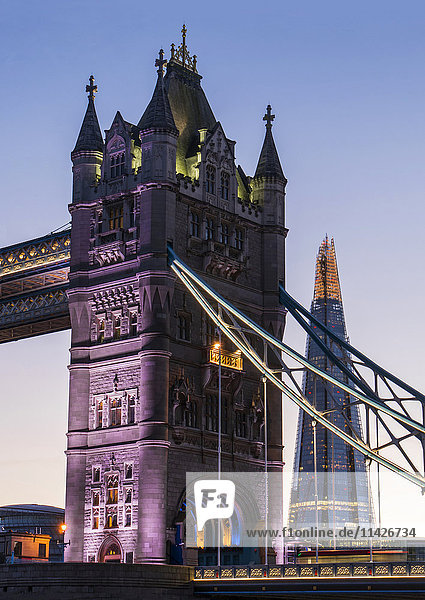 Tower Bridge und The Shard; London  England