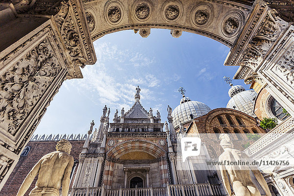 Blick von unten auf die Kapelle und den Markusdom durch den Innenhof des Dogenpalastes  Palazzo Dulce; Venedig  Italien'.