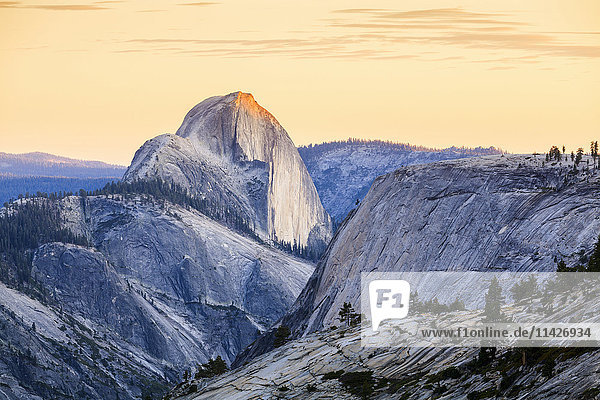 Half Dome vom Olmsted Point aus gesehen  Yosemite National Park; Kalifornien  Vereinigte Staaten von Amerika'.