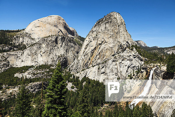 Blick auf Half Dome  Liberty Cap und Nevada Fall  Yosemite National Park; Kalifornien  Vereinigte Staaten von Amerika'.
