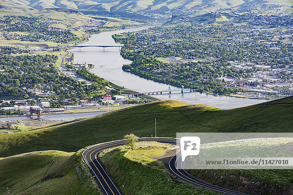 Blick von der Spitze des Spiral Highway zurück auf eine der vielen Haarnadelkurven  mit Lewiston  Idaho  auf der linken Seite und Clarkston  Washington  auf der rechten Seite  getrennt durch den Snake River am Zusammenfluss mit dem Clearwater River; Washington  Vereinigte Staaten von Amerika'.