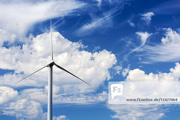 Nahaufnahme der Flügel einer großen Windmühle mit Wolken und blauem Himmel  nördlich von Glenwood; Alberta  Kanada '