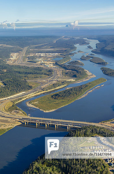 Dieses Luftbild zeigt die Stadt Fort McMurray in Alberta und den Athabasca River mit den Ölsandminen in der Ferne des Flusses; Fort McMurray  Alberta  Kanada'.