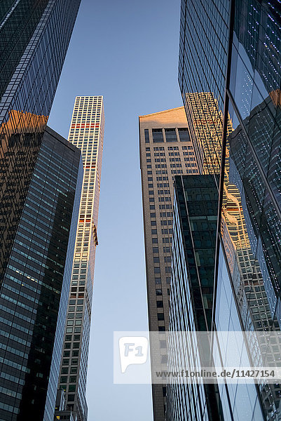 Wolkenkratzer mit Glasfassade  in der sich andere Gebäude spiegeln  und 432 Park Avenue  das höchste Wohngebäude; New York City  New York  Vereinigte Staaten von Amerika'.