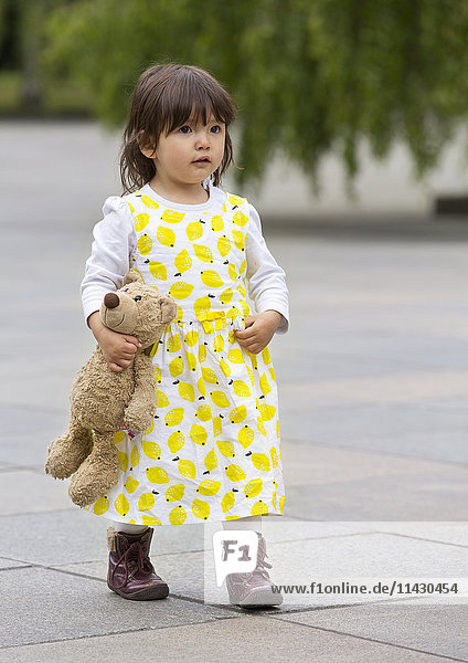 Kleines Mädchen mit Teddybär