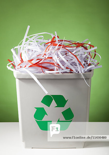Papierstreifen in Abfalleimer
