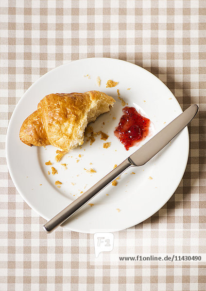 Frühstücksteller mit Croissant