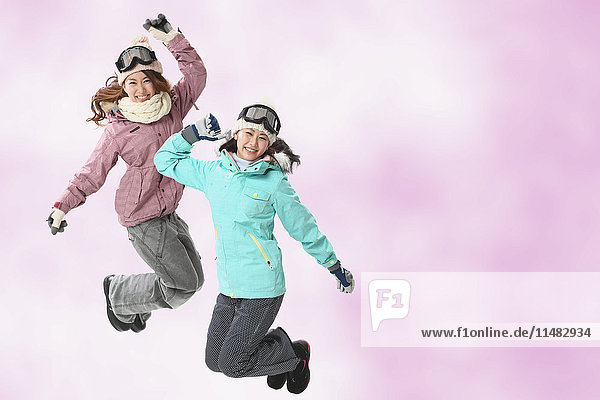 Junge Japanerinnen in Snowboardkleidung