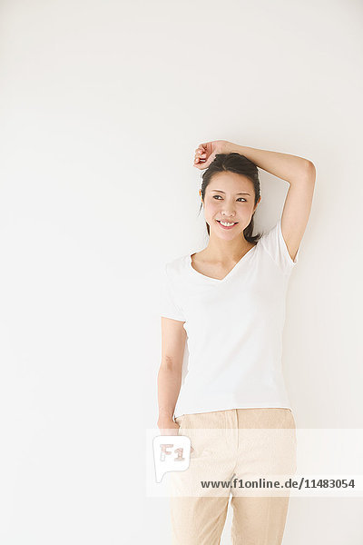 Porträt einer jungen japanischen Frau in einem weißen Raum