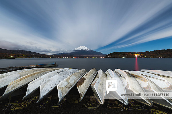 Nachtansicht des bewölkten Himmels  Berg Fuji und Boote am Yamanaka-See  Präfektur Yamanashi  Japan