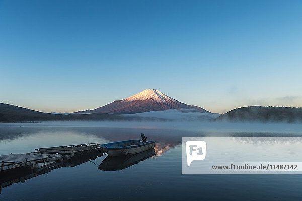 Morgenlicht beleuchtet den Berg Fuji am Yamanaka-See  Präfektur Yamanashi  Japan