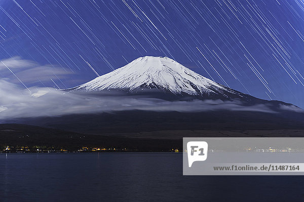 Sternspuren und der Berg Fuji vom Yamanaka-See aus  Präfektur Yamanashi  Japan