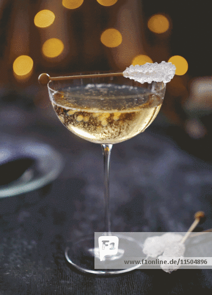Ein Glas prickelnder Champagner mit Kandiszucker