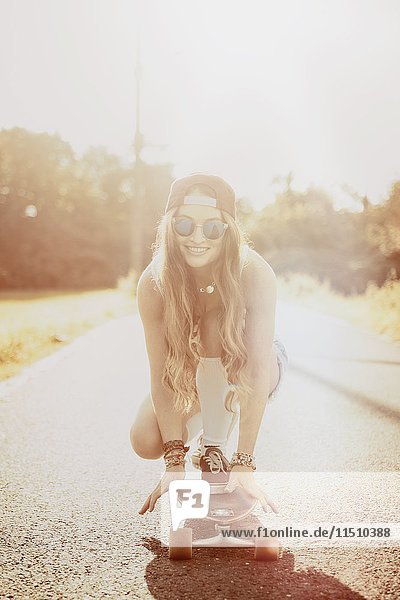 Yong Frau mit Skateboard