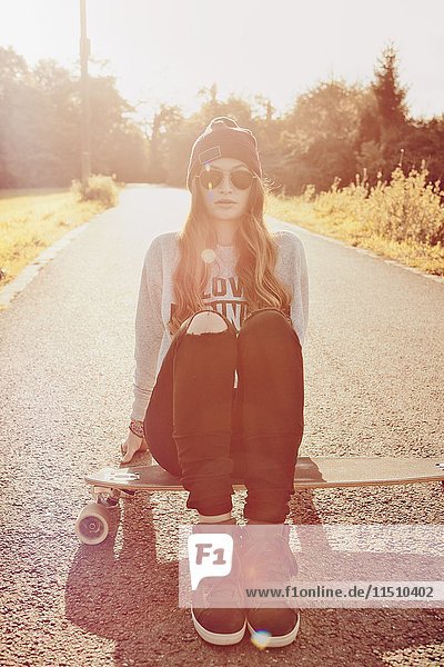 Yong Frau mit Skateboard