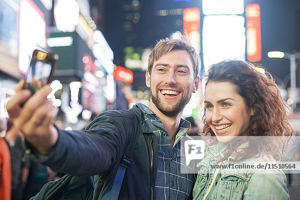 Junges Paar  das sich am Times Square  New York City  New York  USA  niederlässt.