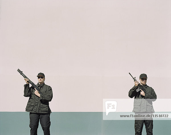 Zwei Männer in Uniformen der Spezialeinheiten mit Hochleistungswaffen in der Hand