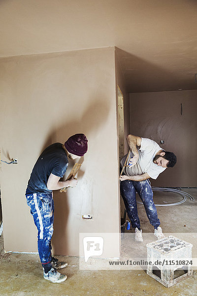 Zwei Handwerker arbeiten auf einer Baustelle