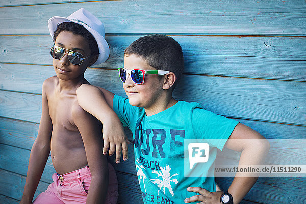 Jungen mit Sonnenbrille