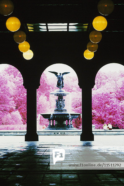 Torbogen und Wasserfontäne im Central Park  New York City.