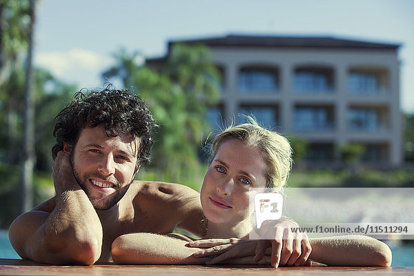 Paar Entspannung am Pool  Portrait