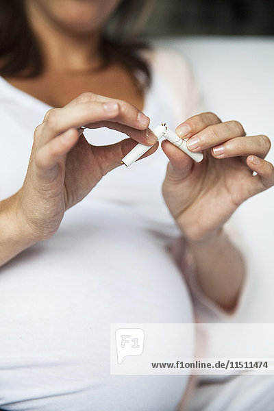 Schwangere Frau im Kampf gegen Nikotinsucht