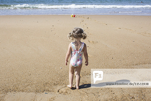 Kleines Mädchen am Strand  Rückansicht