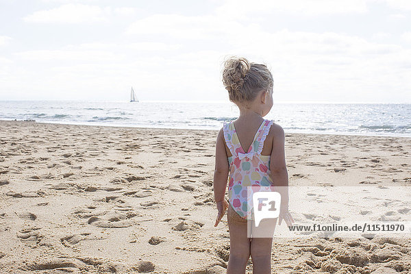 Kleines Mädchen  das auf das Meer starrt.