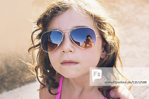 Mädchen mit modischer Sonnenbrille  Portrait