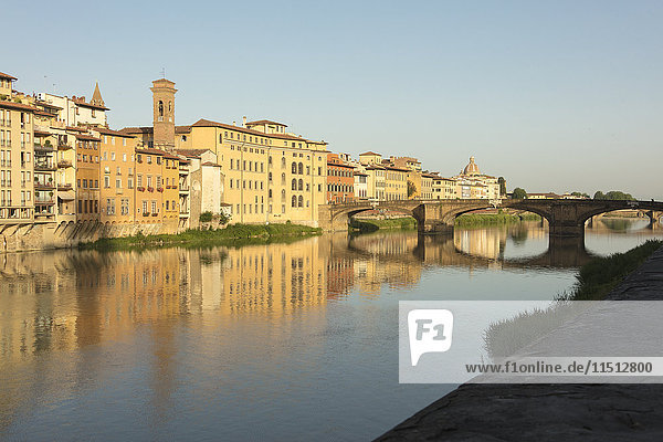 Blick auf die Ponte Della Vittoria am Fluss Arno mit Brunelleschis Kuppel im Hintergrund  Florenz  UNESCO-Weltkulturerbe  Toskana  Italien  Europa